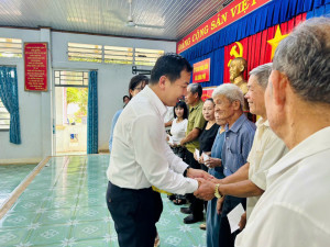 Đồng chí Lại Thế Thông – Bí thư Đảng ủy, Chủ tịch HĐND xã tặng quà cho các gia đình chính sách
