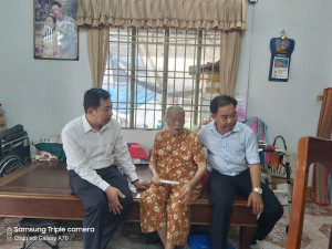 Lãnh đạo xã Xuân Phú thăm, tặng quà Mẹ Việt Nam anh hùng