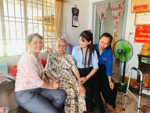 ĐOÀN THANH NIÊN PHỐI HỢP HỘI LIÊN HIỆP PHỤ NỮ XÃ XUÂN PHÚ TỔ CHỨC THĂM HỎI, TẶNG QUÀ TRI ÂN MẸ VIỆT NAM ANH HÙNG ĐỖ THỊ MIÊN