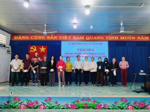 UBND xã Xuân Phú tổ chức trao quà cho hộ nghèo, hộ khó khăn nhân dịp chào mừng thành công Đại hội Đảng bộ xã lần thứ I, nhiệm kỳ 2025-2030