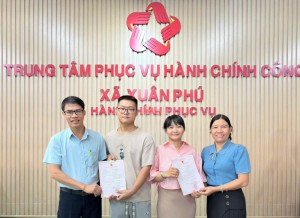 Trung tâm Phục vụ Hành chính công xã Xuân Phú trao Giấy chứng nhận đăng ký kết hôn cho công dân