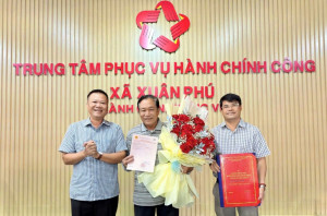 Đ/c: Trần Duy Nguyện - Ủy viên Ban Chấp hành Đảng bộ xã - Phó Chủ tịch UBND xã trao Giấy chứng nhận quyền sử dụng đất, quyền sở hữu tài sản gắn liền với đất cho người dân