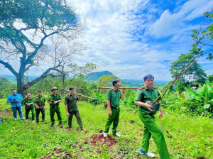 CÔNG AN XÃ XUÂN PHÚ TỔ CHỨC HOẠT ĐỘNG LEO NÚI RÈN LUYỆN SỨC KHOẺ KẾT HỢP TRỒNG 100 CÂY XANH TRÊN NÚI TRÀ VÕ.