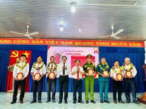 TỎA SÁNG NHỮNG BÔNG HOA THI ĐUA YÊU NƯỚC  TRÊN QUÊ HƯƠNG XUÂN PHÚ