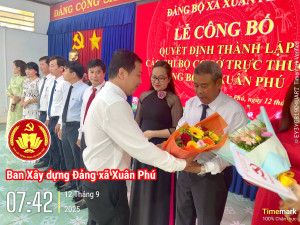 ĐẢNG ỦY XÃ XUÂN PHÚ LONG TRỌNG TRAO CÁC QUYẾT ĐỊNH THÀNH LẬP CHI BỘ VÀ CÔNG TÁC CÁN BỘ