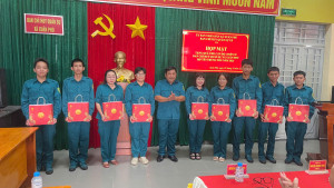 Ban Chỉ huy Quân sự xã Xuân Phú họp mặt, sẻ chia niềm vui Tết Trung thu cùng lực lượng dân quân
