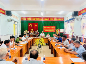 Tổ công tác Đảng ủy xã Xuân Phú làm việc với Chi bộ ấp Bình Tiến về kết quả thực hiện Nghị quyết số 02-NQ/DU