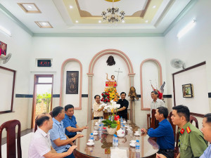 Lãnh đạo xã Xuân Phú thăm và chúc mừng Tân chánh xứ Giáo xứ Thái Thiện