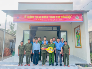 Đại diện Cấp uỷ, Ban chỉ huy Côn an xã cùng chính quyền địa phương, đơn vị mạnh thường quân trao tặng “Nhà Đồng đội” đến gia đình bà Thị Mai
