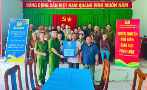 CÔNG AN XÃ XUÂN PHÚ TUYÊN TRUYỀN VẬN ĐỘNG NHÂN DÂN CAM KẾT KHÔNG SẢN XUẤT, MUA BÁN, TÀNG TRỮ, VẬN CHUYỂN VÀ ĐỐT PHÁO NỔ, PHÁO HOA NỔ TRÁI PHÉP