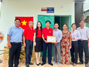 XUÂN PHÚ TRAO TẶNG NHÀ TÌNH THƯƠNG  CHO HỘ CÓ HOÀN CẢNH KHÓ KHĂN