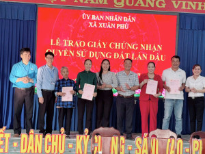 XUÂN PHÚ TỔ CHỨC LỄ TRAO GIẤY CHỨNG NHẬN QUYỀN SỬ DỤNG ĐẤT LẦN ĐẦU