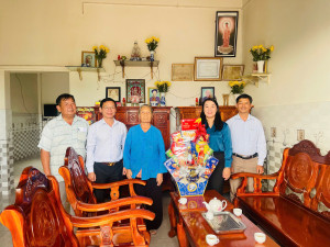 XÃ XUÂN PHÚ THĂM, CHÚC TẾT CÁC GIA ĐÌNH CHÍNH SÁCH,  NGƯỜI CÓ UY TÍN VÀ CÁC BAN ẤP TRÊN ĐỊA BÀN XÃ