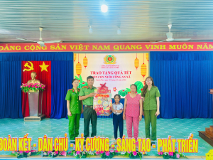 CÔNG AN XÃ XUÂN PHÚ TỔ CHỨC TẶNG QUÀ TẾT “CON NUÔI CÔNG AN XÃ