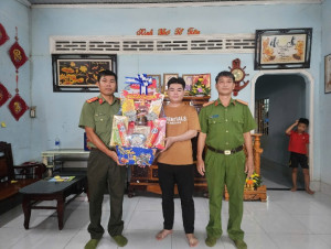 CÔNG AN XÃ THĂM, TẶNG QUÀ VÀ ĐỘNG VIÊN THANH NIÊN SẴN SÀNG LÊN ĐƯỜNG NHẬP NGŨ CÔNG AN NHÂN DÂN DỊP TẾT BÍNH NGỌ 2025