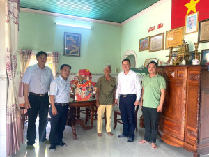 XÃ XUÂN PHÚ THĂM, CHÚC TẾT CÁC GIA ĐÌNH CHÍNH SÁCH,  NGUYÊN LÃNH ĐẠO XÃ VÀ CÁC BAN ẤP TRÊN ĐỊA BÀN XÃ