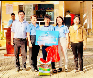 MTTQ VIỆT NAM XÃ VÀ CÁC ĐOÀN THỂ XÃ XUÂN PHÚ TRAO TẶNG QUÀ HỖ TRỢ CHO HỌC SINH MỒ CÔI CÓ HOÀN CẢNH ĐẶC BIỆT KHÓ KHĂN