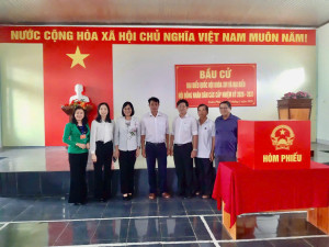 Đồng chí Nguyễn Thị Hoàng - Tỉnh uỷ viên, Phó Chủ tịch UBND tỉnh, Trưởng Ban bầu cử đại biểu Quốc hội khoá XVI đơn vị số 4 Kiểm tra công tác chuẩn bị bầu cử tại xã Xuân Phú