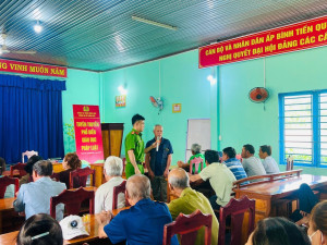 CÔNG AN XÃ XUÂN PHÚ TỔ CHỨC TUYÊN TRUYỀN, PHỔ BIẾN, GIÁO DỤC PHÁP LUẬT VÀ TRAO TẶNG QUÀ AN SINH XÃ HỘI TẠI ẤP BÌNH TIẾN