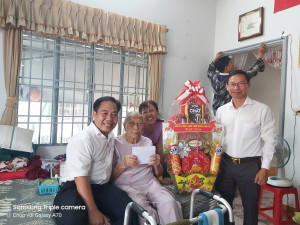 Xuân Phú: Thăm, tặng quà Mẹ Việt Nam anh hùng Đỗ Thị Miên và Bệnh binh 81% Nguyễn Minh Xừ