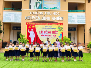 Đồng chí Nguyễn Trọng Quang - UVBTV Đảng uỷ, Phó Chủ tịch UBND xã trao phần thưởng cho các em học sinh xuất sắc năm học 2025-2026 tại trường TH Nguyễn Bỉnh Khiêm