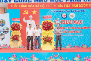 Đồng chí Nguyễn Anh Tuấn - Phó Giám đốc Trung tâm Huấn luyện và thi đấu thể thao thành phố Đồng Nai và đ/c Nguyễn Văn Linh - Phó Bí thư Đảng ủy, Chủ tịch UBND xã trao lẵng hoa chúc mừng Lễ khai mạc Đại hội TDTT xã Xuân Phú