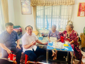 Đoàn công tác Sở Nội vụ thành phố Đồng Nai thăm, tặng quà Mẹ VNAH Đỗ Thị Miên, xã Xuân Phú