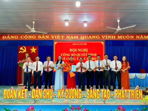 XUÂN PHÚ TỔ CHỨC HỘI NGHỊ CÔNG BỐ VÀ TRAO QUYẾT ĐỊNH CÔNG TÁC CÁN BỘ