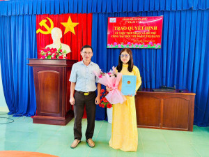 Đồng chí Nguyễn Trọng Quang - UVTV Đảng uỷ, Phó Chủ tịch UBND xã Xuân Phú trao quyết định tiếp nhận bà Lê Thị Hạnh - viên chức Trạm Y tế xã