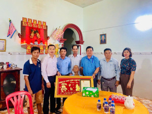 Đồng chí Lại Thế Thông - Bí thư Đảng uỷ - Chủ tịch HĐND xã và đ/c Bùi Ngọc Thân - UVTV Đảng uỷ, Chủ tịch UBMTTQ Việt Nam xã thăm, chúc thọ 100 tuổi cụ Lầm Hôn Sáng