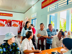 ĐỒNG CHÍ NGUYỄN VIỆT HOÀI - PHÓ BÍ THƯ THƯỜNG TRỰC ĐẢNG ỦY XÃ XUÂN PHÚ KIỂM TRA CÔNG TÁC CÀI ĐẶT CHỮ KÝ SỐ TẠI ẤP BÌNH TÂN