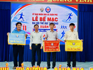 Đồng chí Nguyễn Trọng Quang - UVTV Đảng uỷ - Phó Chủ tịch UBND xã - Trưởng ban tổ chức Đại hội TDTT xã trao giải Toàn đoàn cho các đoàn thể thao