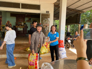 Chia sẻ yêu thương - ấm tình Xuân Phú: Hội LH Phụ nữ xã Xuân Phú tổ chức tặng quà cho hộ có hoàn cảnh khó khăn