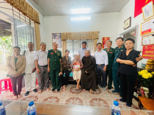 Nghĩa tình tháng Bảy: Thăm, tặng quà Mẹ Việt Nam Anh hùng Đỗ Thị Miên