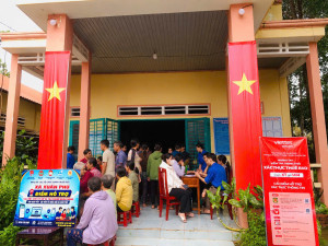 ỦY BAN MTTQ VIỆT NAM VÀ CÁC TỔ CHỨC CHÍNH TRỊ - XÃ HỘI XÃ XUÂN PHÚ RA QUÂN HỖ TRỢ CÀI ĐẶT CHỮ KÝ SỐ, MỞ TÀI KHOẢN NGÂN HÀNG CHO NHÂN DÂN