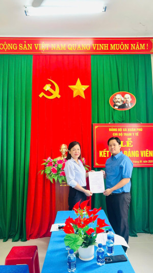 CHI BỘ TRẠM Y TẾ XÃ XUÂN PHÚ TỔ CHỨC LỄ KẾT NẠP ĐẢNG VIÊN MỚI