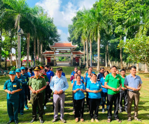Lan tỏa đạo lý "Uống nước nhớ nguồn" – Cán bộ, đoàn viên, hội viên và nhân dân xã Xuân Phú dâng hương, chăm sóc Nhà bia ghi tên Liệt sĩ