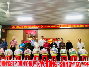 Xuân Phú: 100 phần quà nghĩa tình nhân kỷ niệm 79 năm Ngày Thương binh - Liệt sĩ (27/7/1947 - 27/7/2026)
