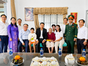 Đồng chí Vũ Hồng Văn - Ủy viên Ban Chấp hành Trung ương Đảng, Bí thư Thành ủy Đồng Nai, Trưởng đoàn Đại biểu Quốc hội thành phố Đồng Nai thăm, tặng quà Mẹ Việt Nam anh hùng Đỗ Thị Miên