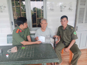 CHI BỘ CÔNG AN XÃ XUÂN PHÚ TỔ CHỨC THĂM HỎI, TẶNG QUÀ NGƯỜI CÓ CÔNG VỚI CÁCH MẠNG NHÂN DỊP KỶ NIỆM 79 NĂM NGÀY THƯƠNG BINH - LIỆT SĨ (27/7/1947 - 27/7/2026)