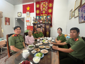 ẤM ÁP “BỮA CƠM TRI ÂN” MẸ VIỆT NAM ANH HÙNG – NGHĨA TÌNH TỪ NHỮNG NGƯỜI CHIẾN SĨ CÔNG AN XÃ XUÂN PHÚ