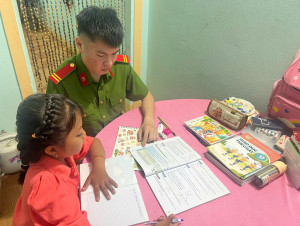 CÔNG AN XÃ XUÂN PHÚ LAN TỎA NHÂN VĂN TỪ MÔ HÌNH “CON NUÔI CÔNG AN XÃ”