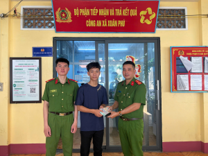 CÔNG AN XÃ XUÂN PHÚ NHANH CHÓNG XÁC MINH, TRAO TRẢ TÀI SẢN ĐÁNH RƠI CHO NGƯỜI DÂN