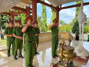 TUỔI TRẺ CÔNG AN XÃ XUÂN PHÚ TỔ CHỨC HOẠT ĐỘNG LÀM ĐẸP CẢNH QUAN VÀ DÂNG HƯƠNG KỶ NIỆM 79 NĂM NGÀY THƯƠNG BINH, LIỆT SĨ (27/7/1947 - 27/7/2026)
