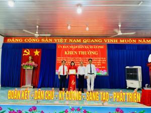 Xuân Phú: khen thưởng đột xuất các tập thể và cá nhân đạt các thành tích cao trong Hội thi báo cáo viên, tuyên truyền viên giỏi cấp thành phố năm 2026 và trong công tác Tổng điều tra kinh tế năm 2026