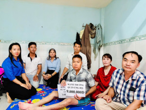 Ấp Xuân Phú hỗ trợ đột xuất cho người bị bệnh hiểm nghèo   có hoàn cảnh khó khăn