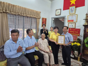 Quỹ Thiện Tâm, Tập đoàn Vingroup trao tặng sổ tiết kiệm 700 triệu đồng cho Mẹ Việt Nam Anh hùng Đỗ Thị Miên