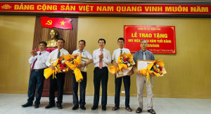 ĐẢNG BỘ XÃ XUÂN PHÚ TỔ CHỨC LỄ TRAO TẶNG HUY HIỆU ĐẢNG ĐỢT 02/9