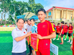 Đồng chí Phó Bí thư Đảng uỷ - Chủ tịch UBND xã trao cờ lưu niệm giải bóng đá nam S5 cho các đội bóng đá