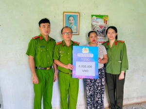 CÔNG AN XÃ XUÂN PHÚ TRAO GỬI YÊU THƯƠNG ĐẾN CHÁU THỊ ĐÀO – LAN TỎA NGHĨA TÌNH TRONG NHỮNG NGÀY THÁNG TÁM